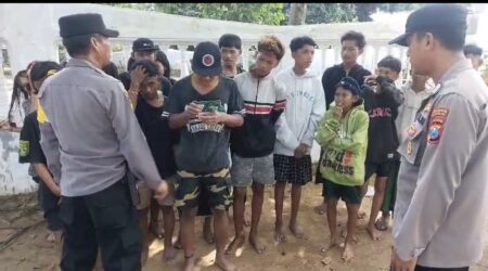 Puluhan anak pengandol mobil bak terbuka dari Surabaya saat diamankan Polisi Bangkalan