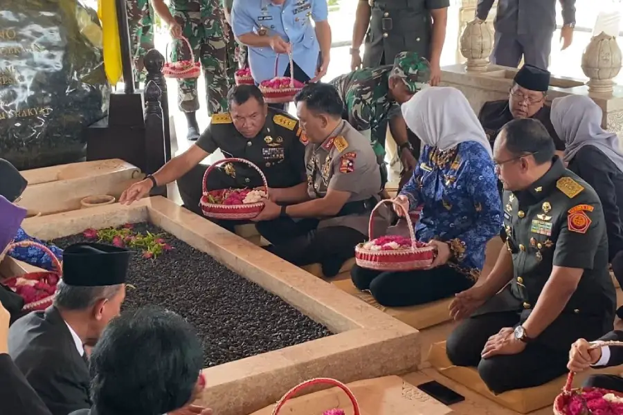 Polres Blitar Kota Gelar Pengamanan Ziarah Gubernur Lemhannas ke Makam Bung Karno Foto Berita Jatim
