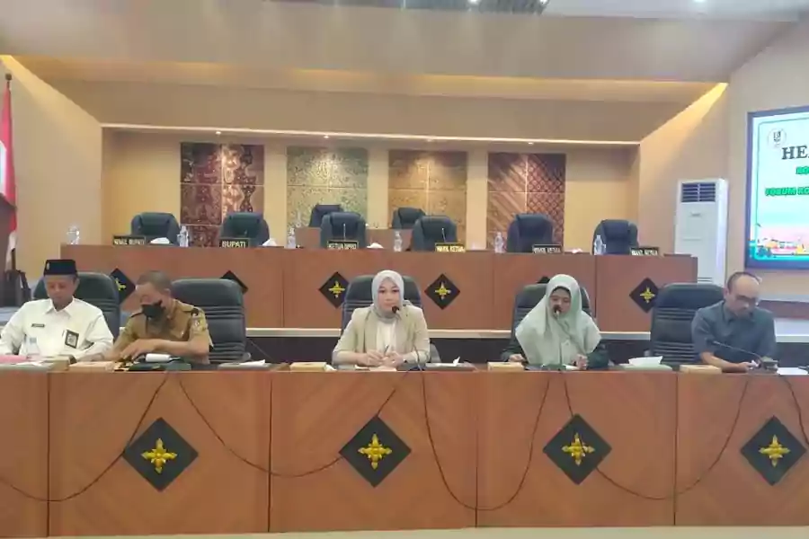 Ketua Komisi IV saat memimpin mediasi terhadap 482 guru PAI di Kabupaten Tuban kaitannya dengan Sertifikasi. [foto: Diah Ayu/beritajatim.com]