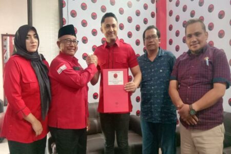 Menanti Langkah PDIP Usai Mak Rini Peroleh Rekom Cabup Blitar dari PKB Hengky Kurniawan mendaftar sebagai Calon Bupati Blitar di DPC PDIP, Jumat (31/05/24) foto/ Winanto
