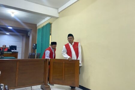 Dua terdakwa atas nama Jano dan Nardi yang dijatuhi pidana 18 tahun penjara. [Foto: Diah Ayu/beritajatim.com]