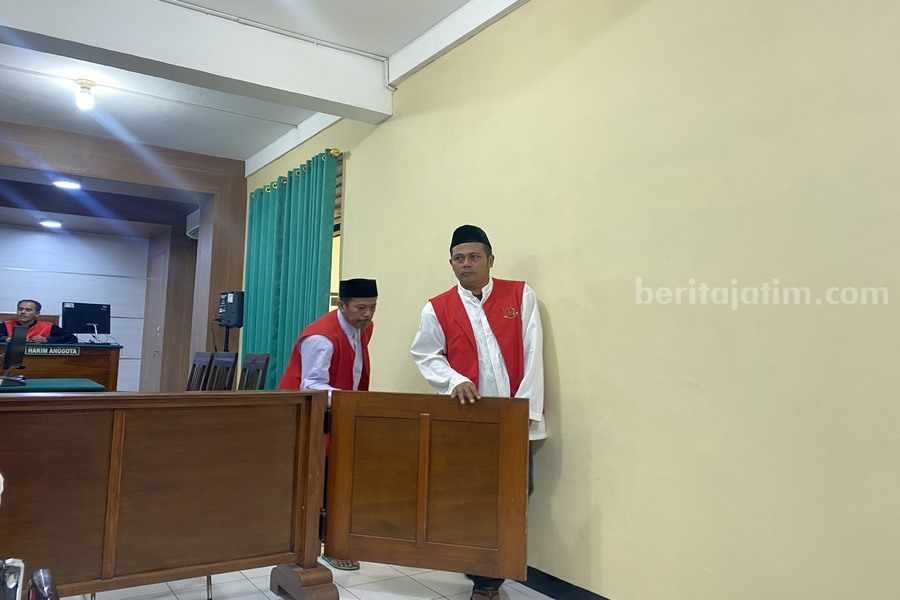 Dua terdakwa atas nama Jano dan Nardi yang dijatuhi pidana 18 tahun penjara. [Foto: Diah Ayu/beritajatim.com]
