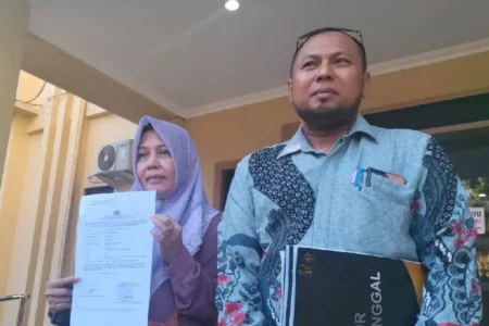 Direktur PT DYM Retno Dewi melaporkan Kepala Desa Mulyodadi, Kecamatan Wonoayu, Kabupaten Sidoarjo ke Mapolda Jatim.
