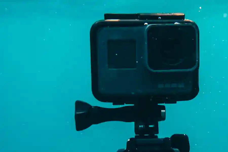Sebuah produk action cam sedang digunakan di dalam air (foto: Oliver Sjöström, unsplash)