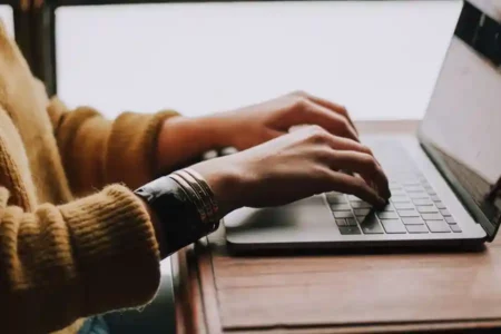 ChatGPT Makin Canggih, OpenAI Lakukan Big Upgrade Termasuk Versi Gratis! Ilustrasi pengguna AI via laptop (foto: Christin Hume, unsplash)
