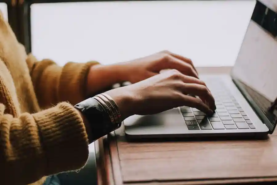 Ilustrasi pengguna AI via laptop (foto: Christin Hume, unsplash)