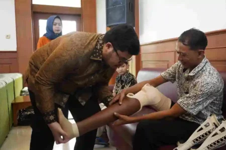 Bupati Kediri Hanindhito Himawan Pramana memberikan bantuan alat bantu mobilitas kepada penyandang disabilitas