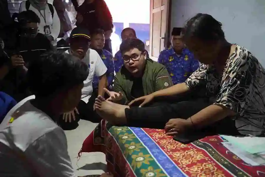Bupati Kediri Hanindhito Himawan Pramana berkunjung ke rumah Aditya Daiva Ardhani, pelajar SMP yang merawat orang tuanya karena sakit stroke.
