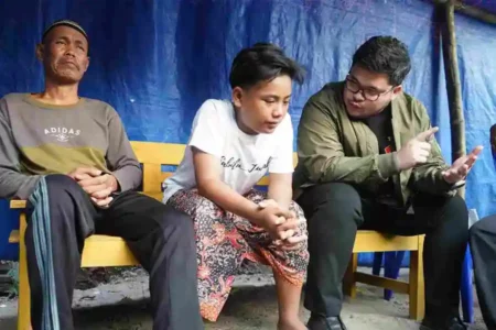 Bupati Kediri Hanindhito Himawan Pramana berkunjung ke rumah Aditya Daiva Ardhani.