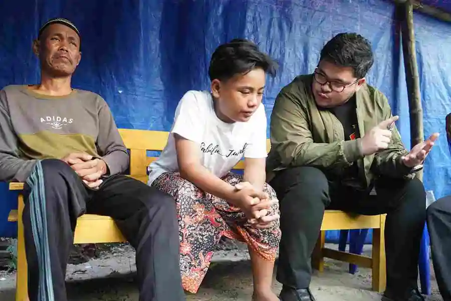 Bupati Kediri Hanindhito Himawan Pramana berkunjung ke rumah Aditya Daiva Ardhani.