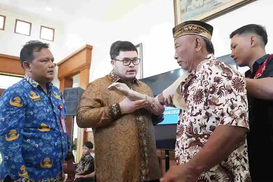 Bupati Kediri Hanindhito Himawan Pramana memberikan bantuan alat bantu mobilitas kepada penyandang disabilitas.
