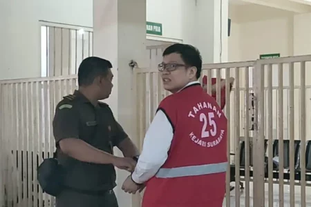 Ronald Tannur saat dibawa petugas ke sel tahanan sementara PN Surabaya