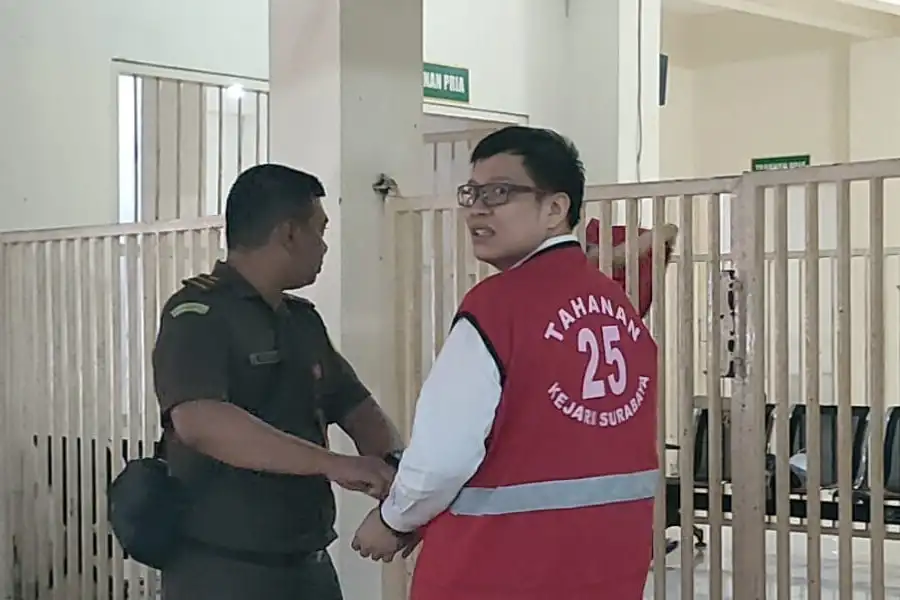 Ronald Tannur saat dibawa petugas ke sel tahanan sementara PN Surabaya