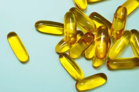 Suplemen Populer Tak Selalu Aman, Bisa-bisa Tingkatkan Risiko Penyakit Jantung dan Stroke Ilustrasi suplemen minyak ikan yang kaya akan asam lemak Omega 3 (foto: Leohoho, unsplash)