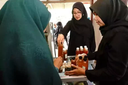 Bupati Banyuwangi Ipuk Fiestiandani saat menggelar Bunga Desa (Bupati Ngantor di Desa) di Kecamatan Licin. (humaskab)