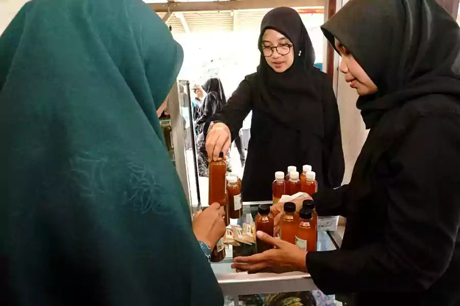 Bupati Banyuwangi Ipuk Fiestiandani saat menggelar Bunga Desa (Bupati Ngantor di Desa) di Kecamatan Licin. (humaskab)