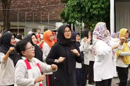 Bupati Banyuwangi Ipuk Fiestiandani saat acara senam bersama memperingati Hari Lanjut Usia Nasional di Stadion Diponegoro.