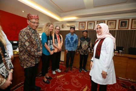 Pertemuan Bupati Banyuwangi Ipuk Fiestiandani bersama Direktur Manufacturing SBI, Soni Asrul Sani mengatakan pabrik SBI usai penandatanganan kerjasama pengolahan sampan menjadi bahan bakar alternatif. (humaskab) 