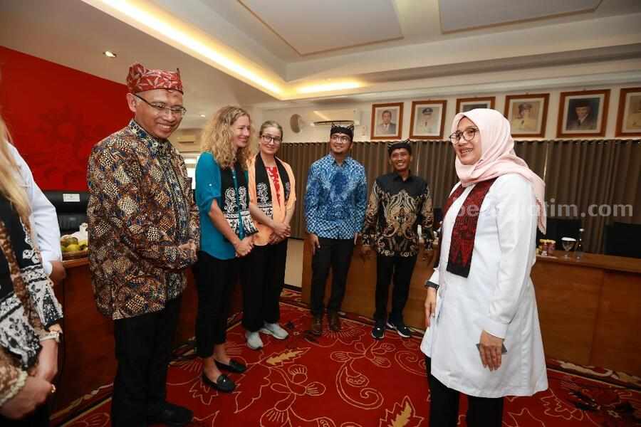  Pertemuan Bupati Banyuwangi Ipuk Fiestiandani bersama Direktur Manufacturing SBI, Soni Asrul Sani mengatakan pabrik SBI usai penandatanganan kerjasama pengolahan sampan menjadi bahan bakar alternatif. (humaskab) 