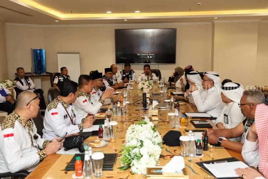 Petugas Penyelenggara Ibadah Haji (PPIH) di Arab Saudi menggelar pertemuan dengan pihak Masyariq. Ada banyak agenda yang dibicarakan, termasuk tentang smart card, murur, Armuzna, dan makanan. [Foto: Kemenag.go.id]