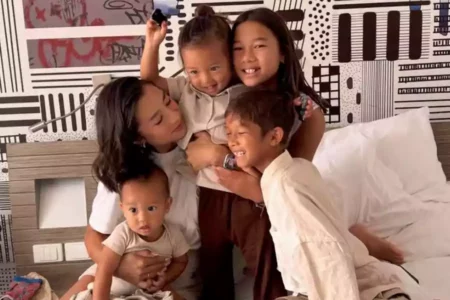 Jennifer Bachdim sedang mengasuh empat anaknya. (Instagram/@jenniferbachdim)
