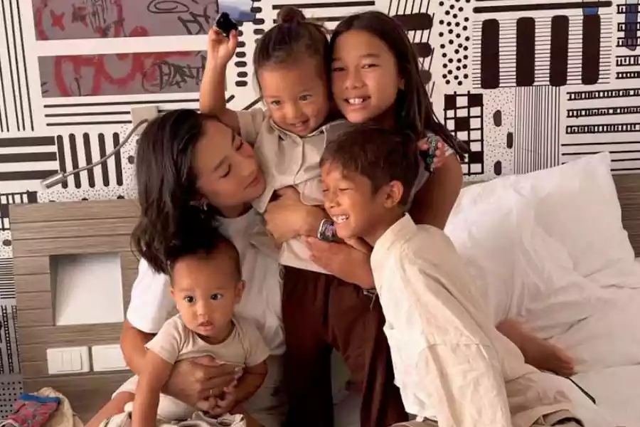Jennifer Bachdim sedang mengasuh empat anaknya. (Instagram/@jenniferbachdim)