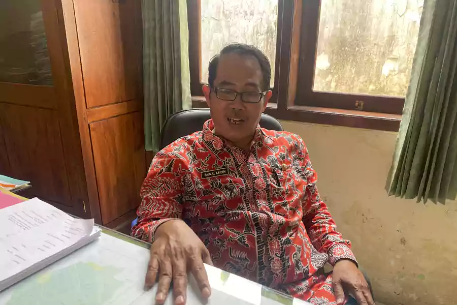 Lurah Perbon Zainal Abidin saat di ruang kerjanya. [foto: Diah Ayu/beritajatim.com]