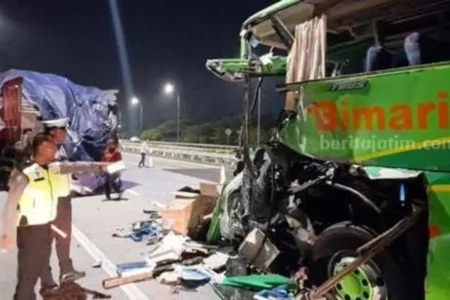 Kernet Bus Studi Tur Kecelakaan di Tol Jomo Dimakamkan di Blitar foto beritajatim