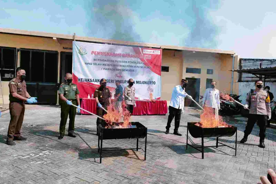 Kejari Mojokerto Hancurkan Miras, Pil Double L, Hingga Sabu Foto Berita Jatim