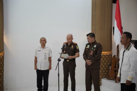 PKBM Gratis dari Kejari Tuban untuk Warga Berumur Kajari Tuban Armen Wijaya tengah, bersama staf sebelah kanan dan sebelah kiri yakni Sekda Tuban.
