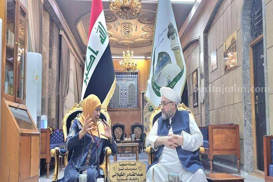Ziarah Makam Ahli Tasawuf Dunia Imam Junaid Al Baghdadi, Khofifah Dapat Hadiah Selendang Kiswah