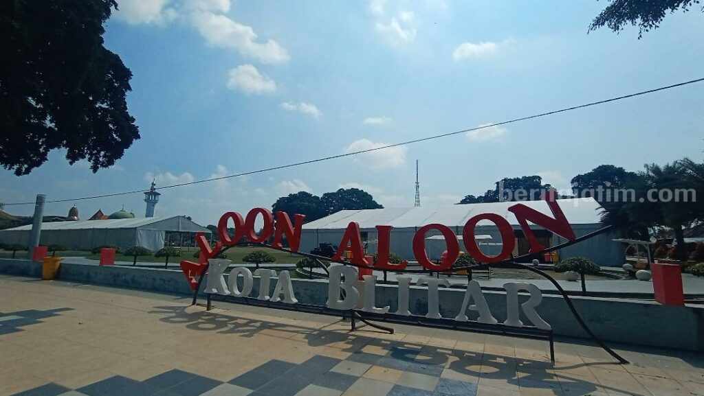 Lapak Blitar Jadoel yang ada di alun-alun Kota Blitar, Rabu (29/05/24). Foto/Winanto