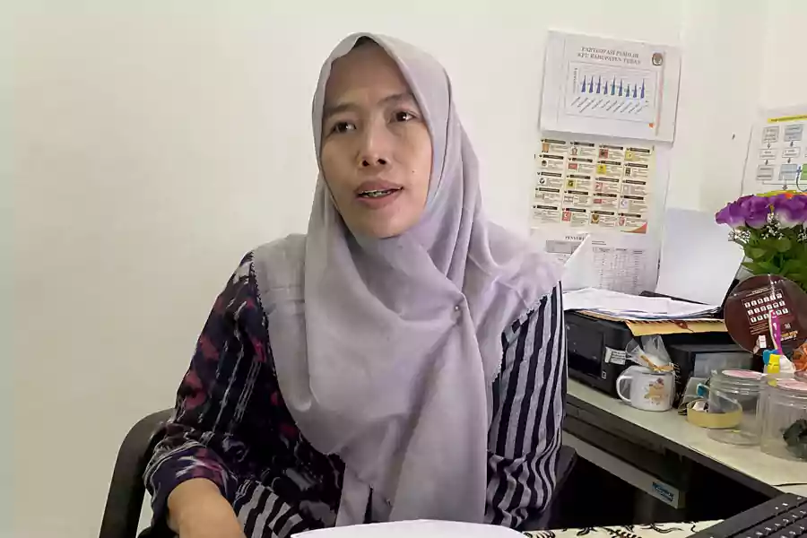 Komisioner KPU Tuban Divisi Sosialisasi, Pendidikan, Pemilih, SDM dan Partisipasi Masyarakat, Zakiyatul Munawaroh saat ditemui di ruang kerjanya. [foto: Diah Ayu/beritajatim.com]