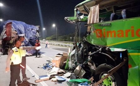 Sopir Rombongan Bus Study Tour Sempat Tertidur Sebelum Tabrak Truk di Tol Jombang foto beritajatim
