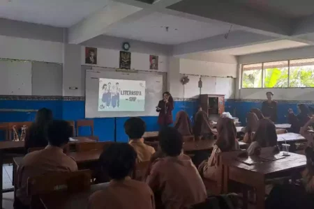 Mahasiswa Binus Tumbuhkan Minat Literasi Siswa MTs Mambaul Ulum Malang Mahasiswa Binus University praktik menumbuhkan literasi di MTs Mambaul Ulum Malang.
