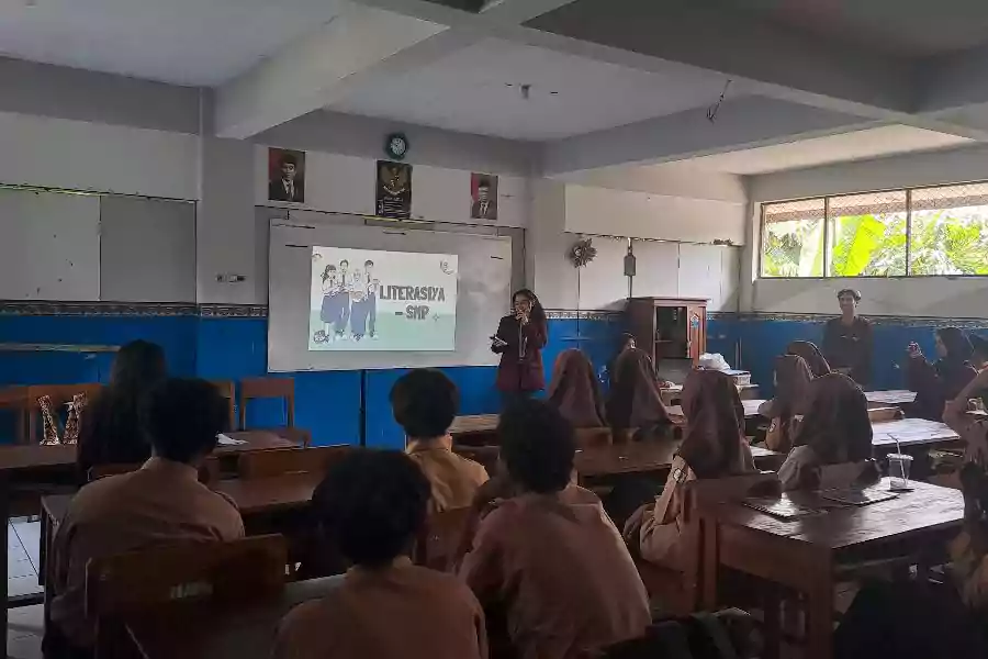 Mahasiswa Binus University praktik menumbuhkan literasi di MTs Mambaul Ulum Malang.