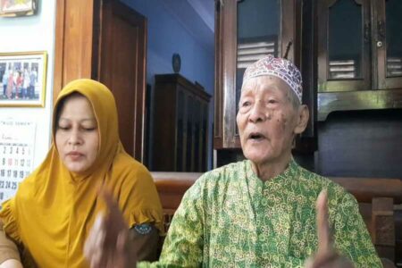 Kakek Makrus bersama sang putri memberikan bocoran resep rahasia tetap bugar di usia senja