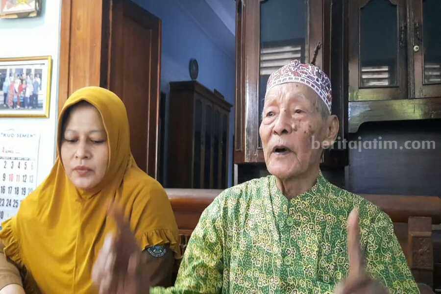 Kakek Makrus bersama sang putri memberikan bocoran resep rahasia tetap bugar di usia senja