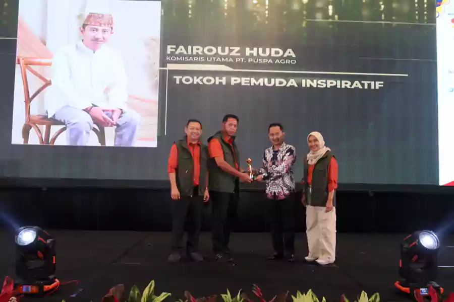 Fairouz Huda Sabet Tokoh Pemuda Inspiratif Beritajatim Award 2024 Foto Berita Jatim