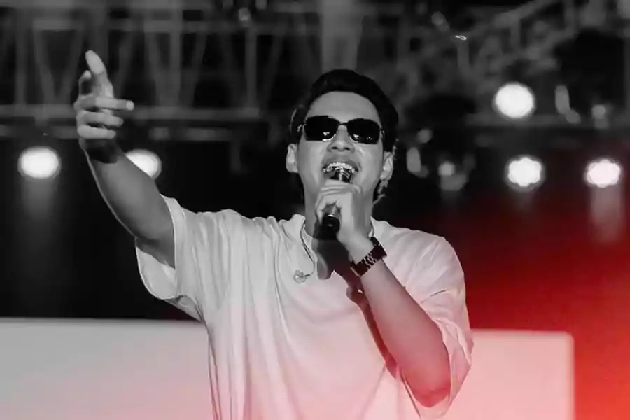 Potret Masdddho, penyanyi asal Jawa Timur yang bawakan lagu berjudul Nganggur. (Instagram/masddddho)