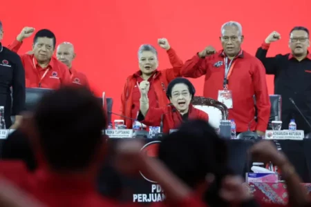 Pekik ‘Salam Pancasila’ Megawati Hari Kedua Rakernas V PDIP foto beritajatim