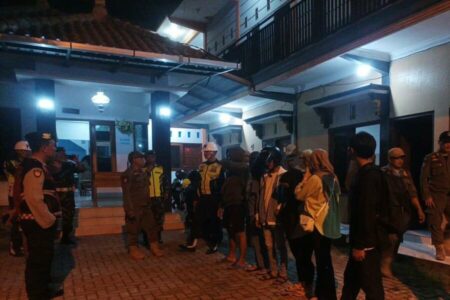 Kenal Via MiChat, 5 Pasangan Diciduk Petugas Gabungan Polres Tuban Petugas gabungan saat mengamankan lima pasangan bukan suami istri saat di kamar hotel.