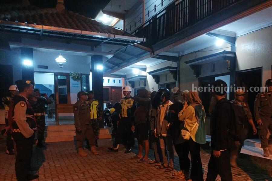 Petugas gabungan saat mengamankan lima pasangan bukan suami istri saat di kamar hotel.
