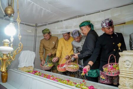 Inilah Makam Pionir Kejayaan Lamongan, Nomor 1 Paling Tenar Jajaran Forkopimda Lamongan saat berziarah di Makam Rangga Hadi, Adipati Lamongan yang dikenal Mbah Lamong.