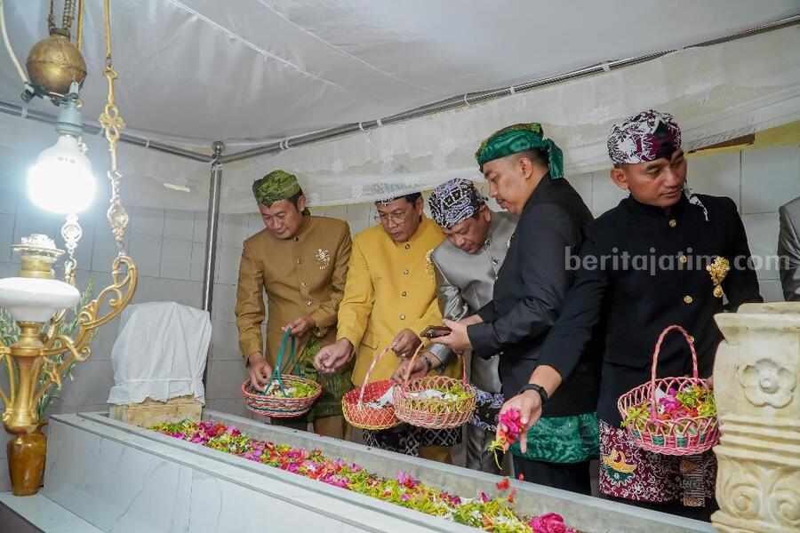 Jajaran Forkopimda Lamongan saat berziarah di Makam Rangga Hadi, Adipati Lamongan yang dikenal Mbah Lamong.