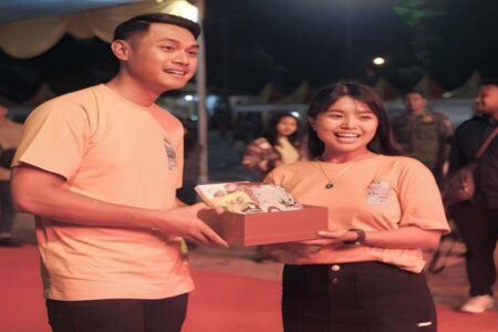 Intip Profil Naomi, Fans Bupati Tuban yang Miliki Akun Fanbase untuk Support Hal Positif : Bupati Tuban Aditya Halindra Faridzky bersama Naomi Nadia penggemar Bupati Tuban.