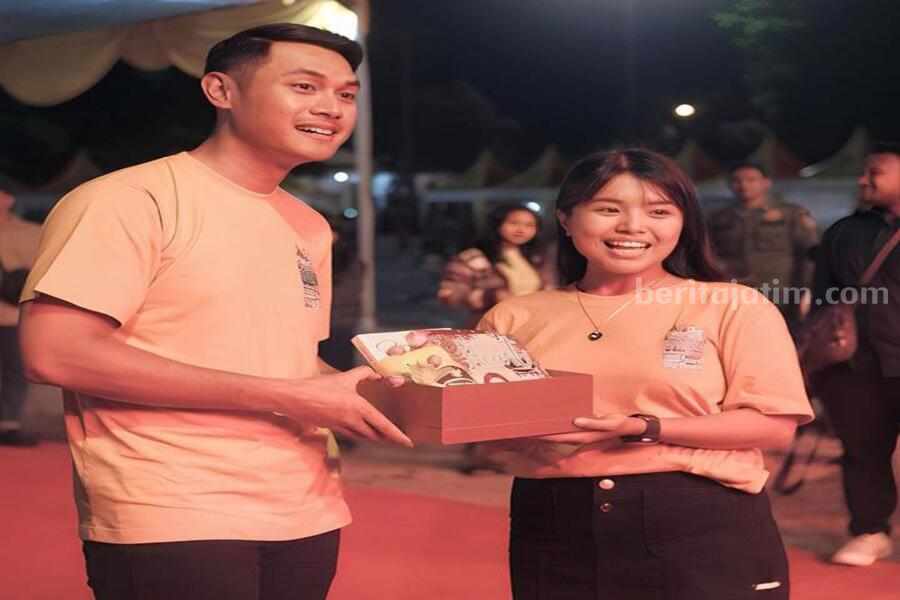 : Bupati Tuban Aditya Halindra Faridzky bersama Naomi Nadia penggemar Bupati Tuban.