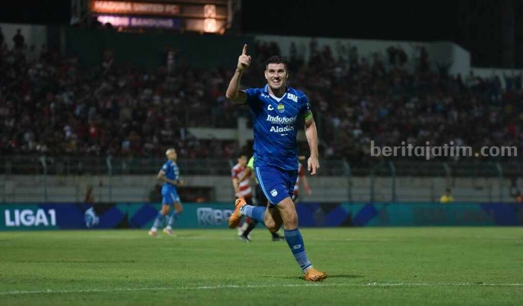 Selebrasi Nick Kuipers setelah menjebol gawang Madura United di Stadion Gelora Bangkalan pada Rabu (1/11/2023). Foto: Persib