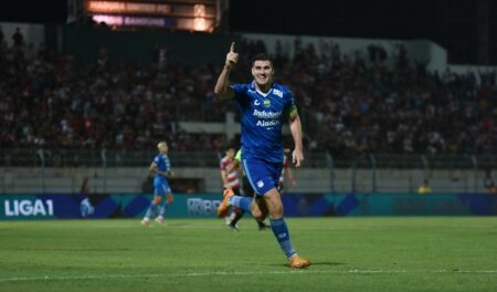 Selebrasi Nick Kuipers setelah menjebol gawang Madura United di Stadion Gelora Bangkalan pada Rabu (1/11/2023). Foto: Persib