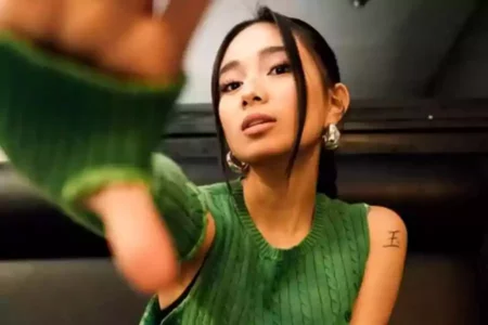 NIKI, penyanyi berbakat asal Indonesia.